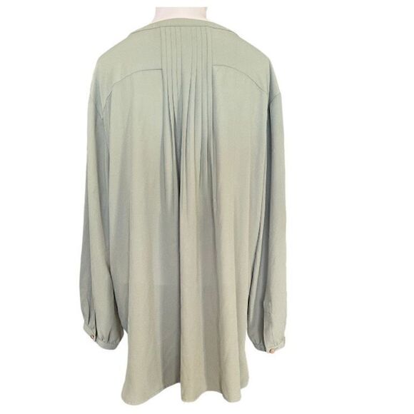 JM Collection green partial button down top - Picture 3 of 9